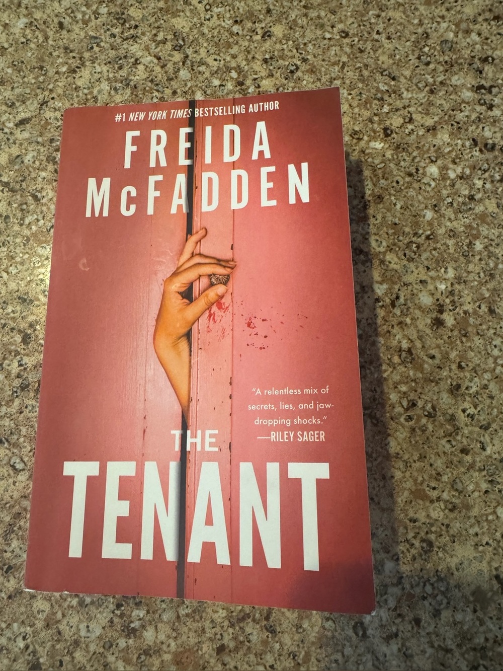 Freida McFadden - The Tenant (Red Paperback)